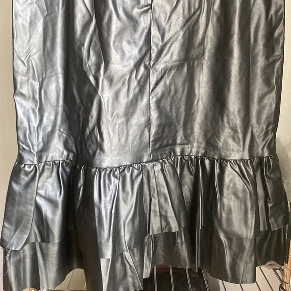 Faux Leather skirt - Picture 4 of 5